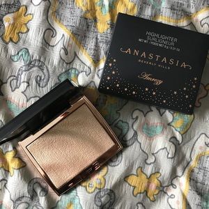 Anastasia Beverly Hills Amrezy Highlighter